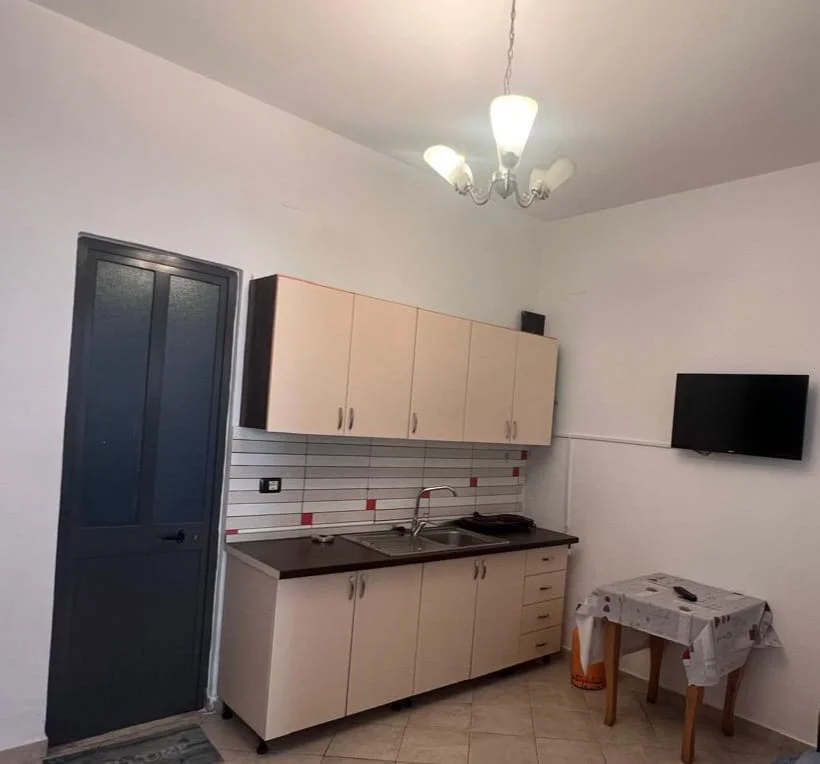 Tirane, jepet me qera apartament 1+1 Kati 1, 40 m² 300 € (Kinostudio)