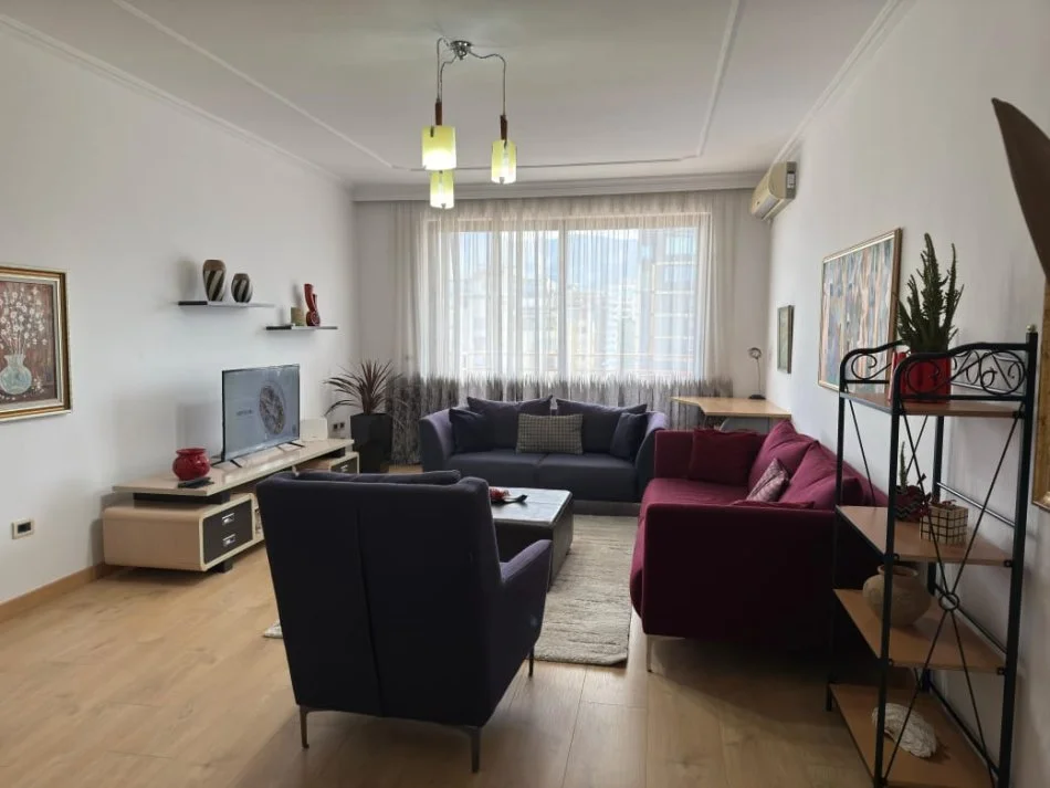 Tirane, jepet me qera apartament 2+1 Kati 8, 145 m² 800 € (Bllok)