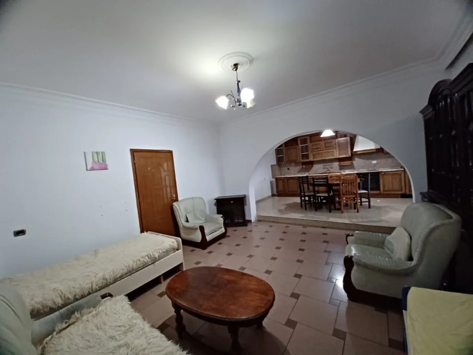 Tirane, jepet me qera apartament 3+1 Kati 1, 120 m² 400 € (Kinostudio)