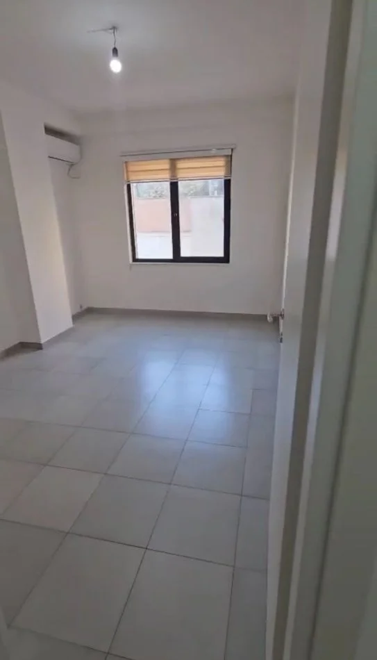 Tirane, jepet me qera zyre Kati 3, 94 m² 800 € (Pazari i Ri, pranë Qendrës Lincoln)