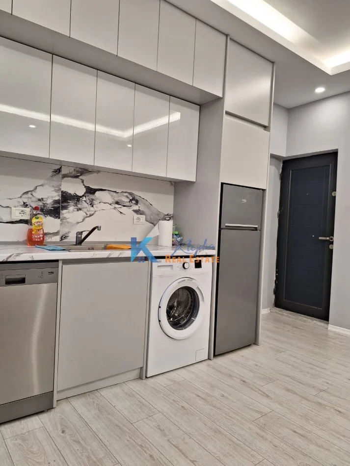 Tirane, jap me qera apartament 1+1 Kati 4, 45 m² 500 € (21 Dhjetori, prane Konvikteve)