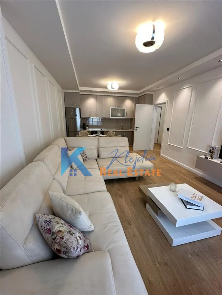 Tirane, jap me qera apartament 1+1+Ballkon Kati 5, 73 m² (Komuna e Parisit)