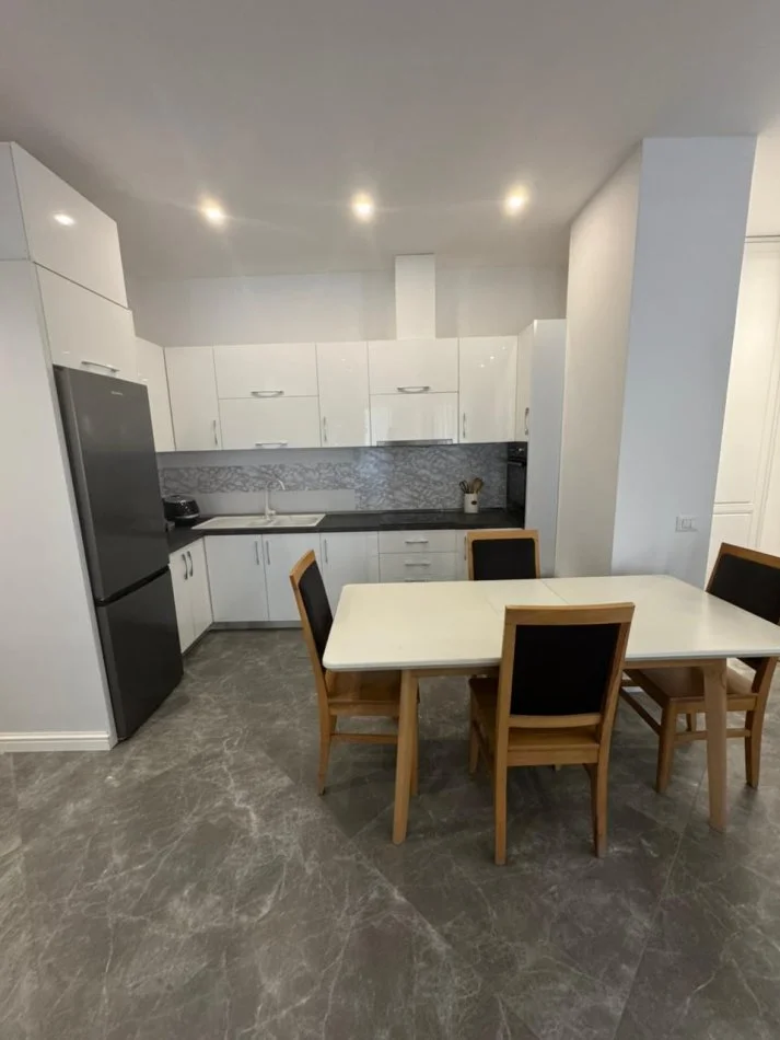 Tirane, jepet me qera apartament 2+1 Kati 5, 116 m² 1.300 € (Kompleksi Delijorgji)