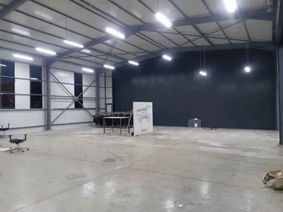 Tirane, jepet me qera magazine Kati 0, 300 m² 2.000 € (Rruga Industriale)