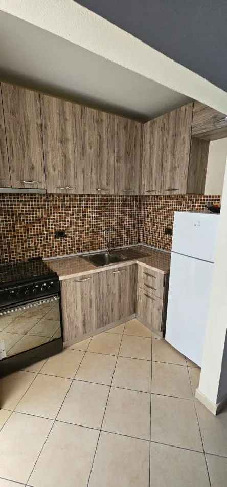 Tirane, jepet me qera apartament 2+1 Kati 1, 73 m² 400 € (Porcelan)