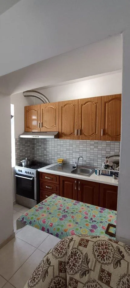 Tirane, jepet me qera apartament 2+1 Kati 2, 80 m² 500 € (Ali Dem)