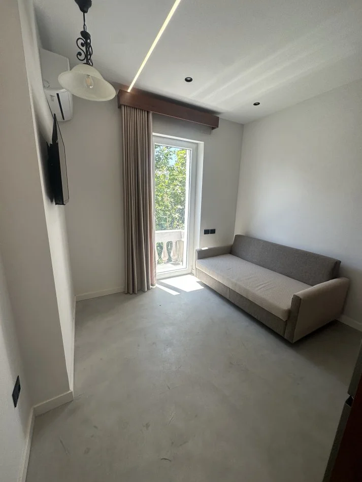 Tirane, jepet me qera apartament 1+1 Kati 5, 40 m² 500 € (Qender)