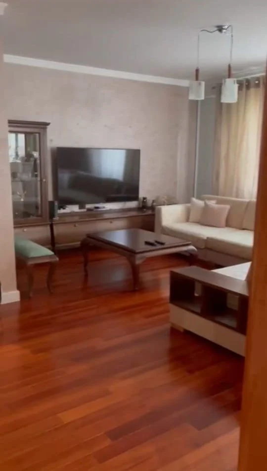 Tirane, jepet me qera apartament 3+1+Ballkon Kati 3, 160 m² 2.000 € (Rruga Ismail Qemali)