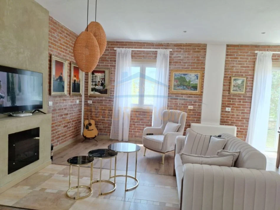 Tirane, jepet me qera Vile , 3.000 € (Mullet)