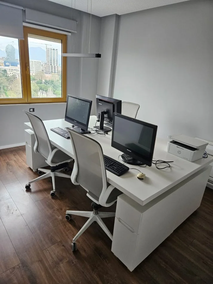 Tirane, jepet me qera zyre Kati 3, 160 m² 3.000 € (Bllok)