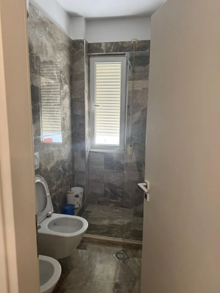 Tirane, jepet me qera apartament 2+1 Kati 4, 93 m² 1.000 € (Liqeni i Thatë)