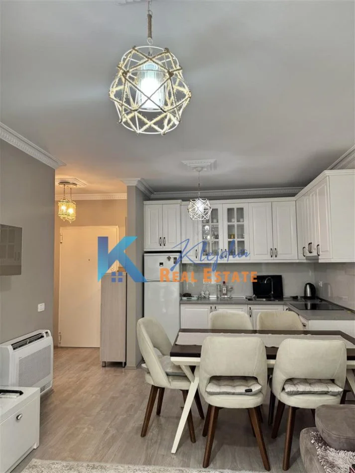 Tirane, jap me qera apartament 1+1+Ballkon Kati 3, 60 m² 600 € (Kompleksi Kontakt, 21 Dhjetori)