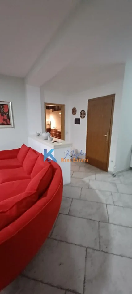 Tirane, jap me qera apartament 2+1 Kati 1, 85 m² (Afer Shkolles se Kuqe, Rruga Qemal Stafa)