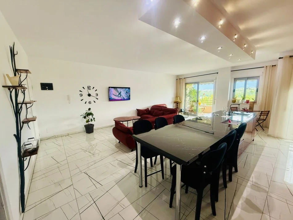 Tirane, jepet me qera apartament 2+1 Kati 4, 130 m² 1.000 € (Liqeni i Thatë)