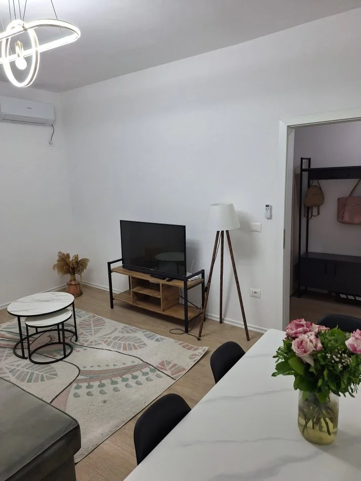 Tirane, jepet me qera apartament 1+1 Kati 2, 75 m² 50.000Leke (Rruga e Barrikadave)