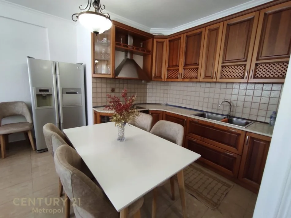 Tirane, jepet me qera apartament 2+1+Ballkon Kati 9, 82 m² 600 € (Rruga Him Kolli)