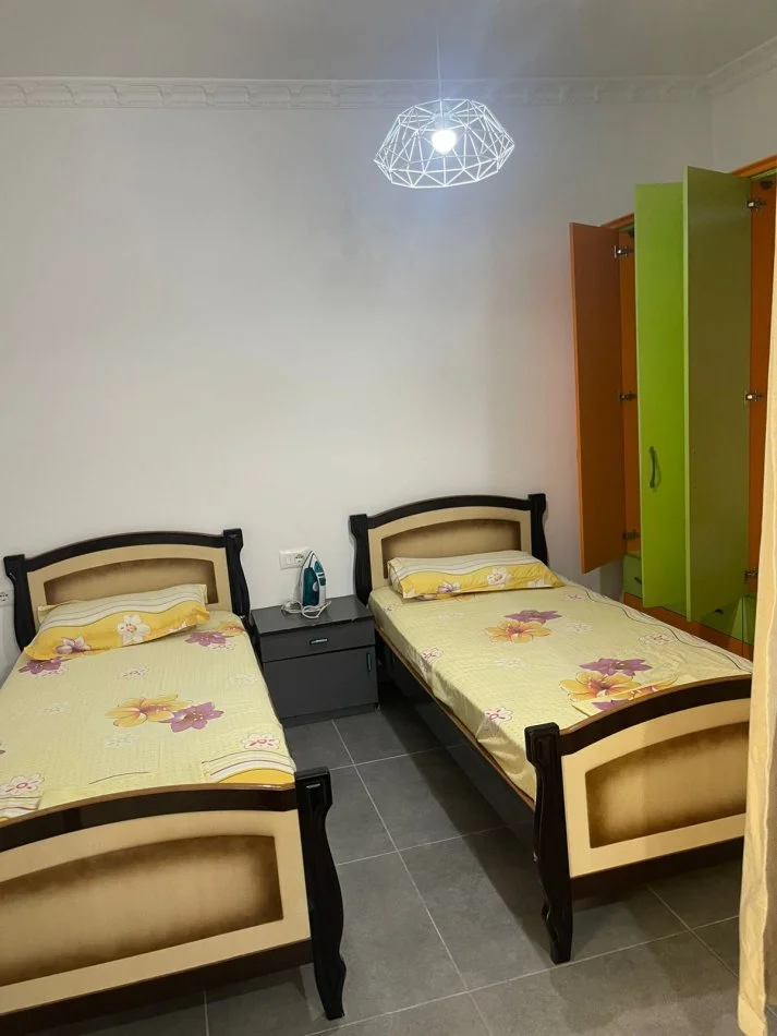 Tirane, jepet me qera apartament 1+1 Kati 1, 41 m² 270 € (“5 Maji”)