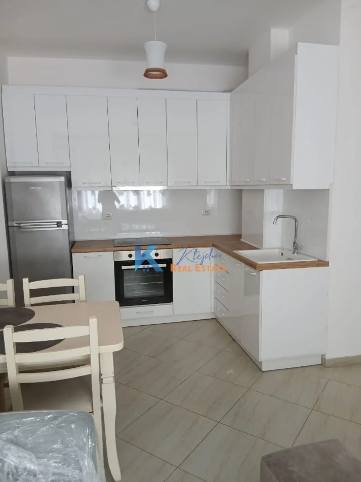 Tirane, jap me qera apartament 2+1+Ballkon Kati 2, 92 m² 500 € (Liqeni i Thate, afer Vila 21)