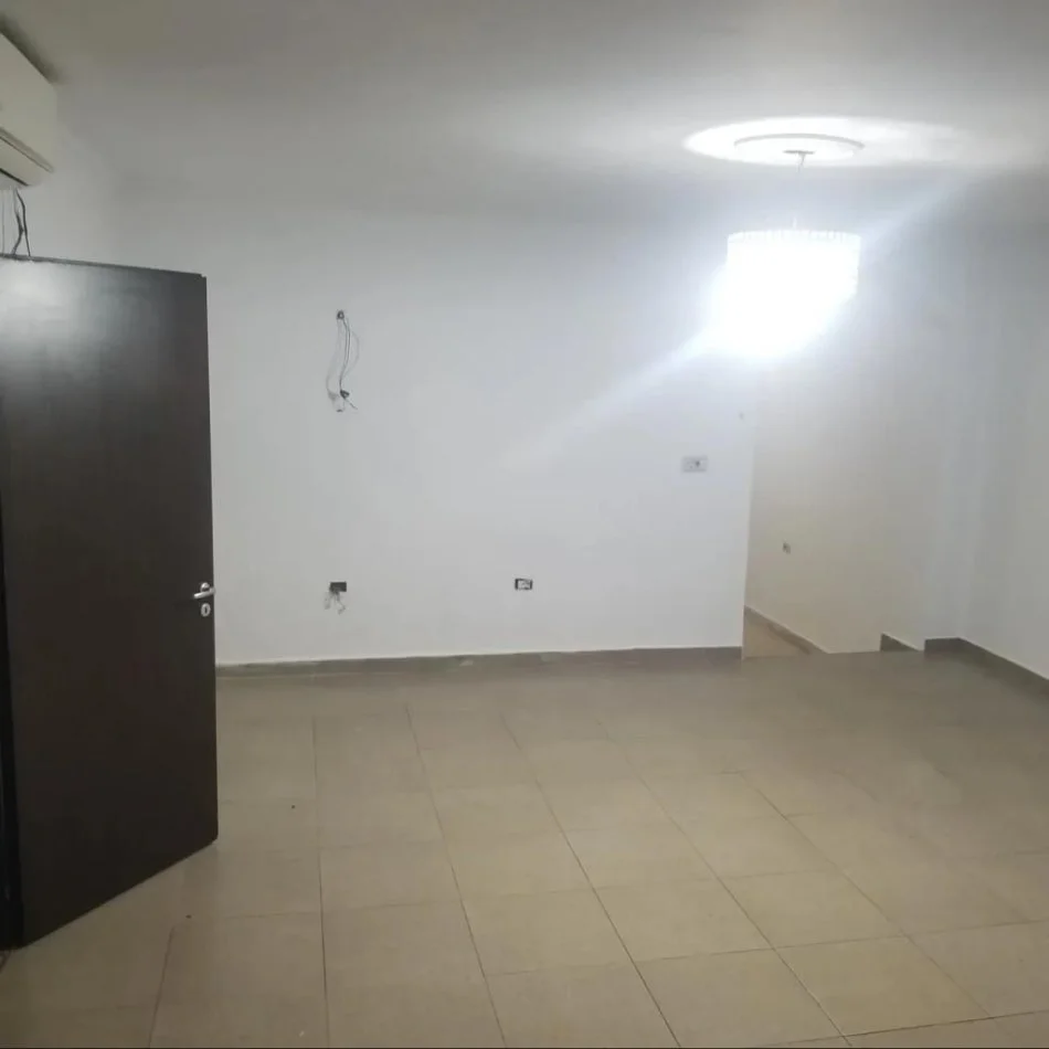 Tirane, jepet me qera ambjent biznesi Kati 1, 75 m² 700 € (Bulevardi Gjergj Fishta)