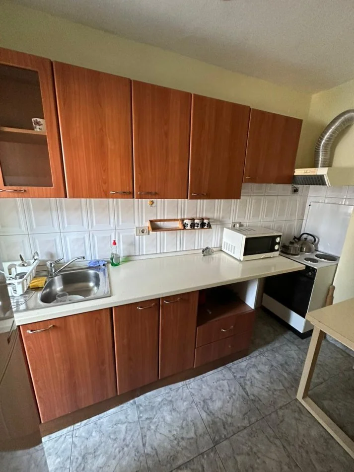 Tirane, jepet me qera apartament 1+1 Kati 4, 60 m² 400 € (Ali Demi)
