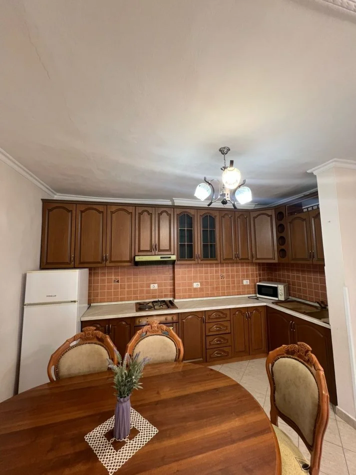 Tirane, jepet me qera apartament 1+1 Kati 5, 65 m² 360 € (Xhamlliku)