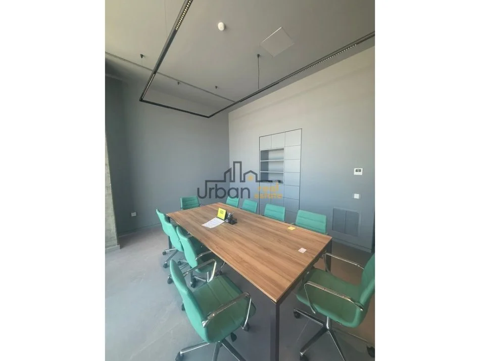 ZYRA ME QIRA | BUZË AUTOSTRADËS, PRANË QTU - 3300€ | 300m²