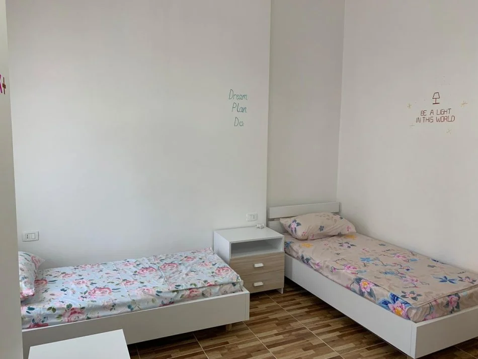 Tirane, jepet me qera apartament 1+1 Kati 6, 40 m² 300 € (Laprakë)