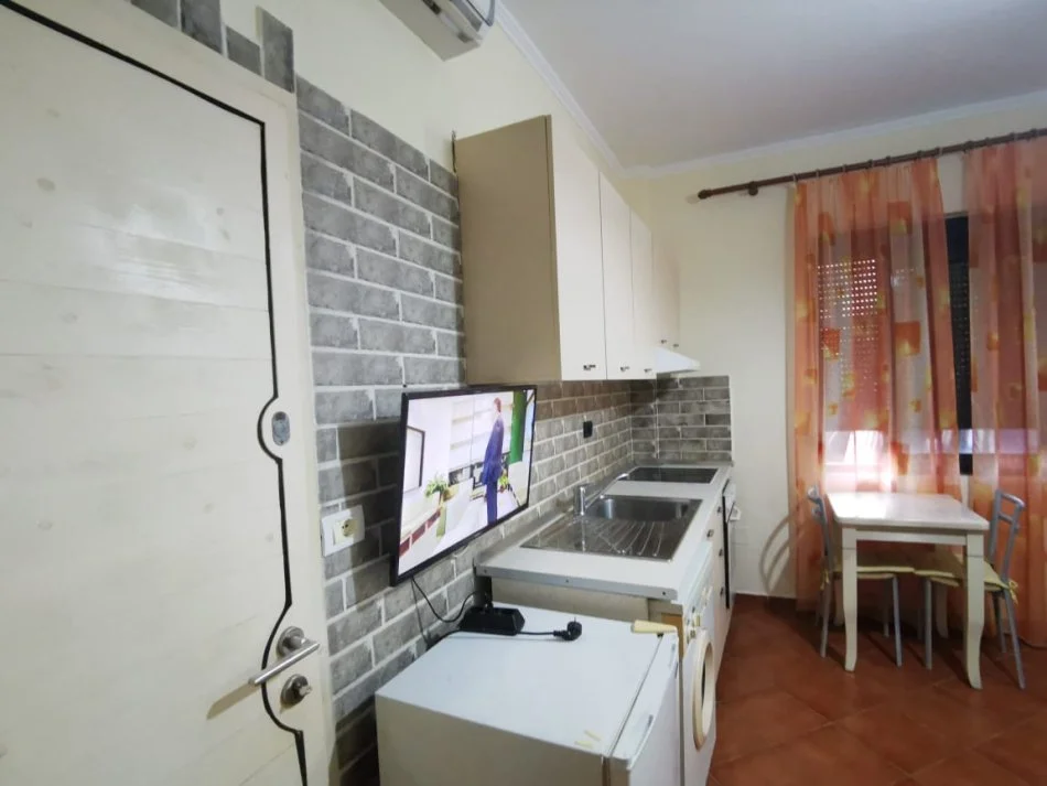 Tirane, jepet me qera apartament 1+1 Kati 2, 30 m² 300 € 