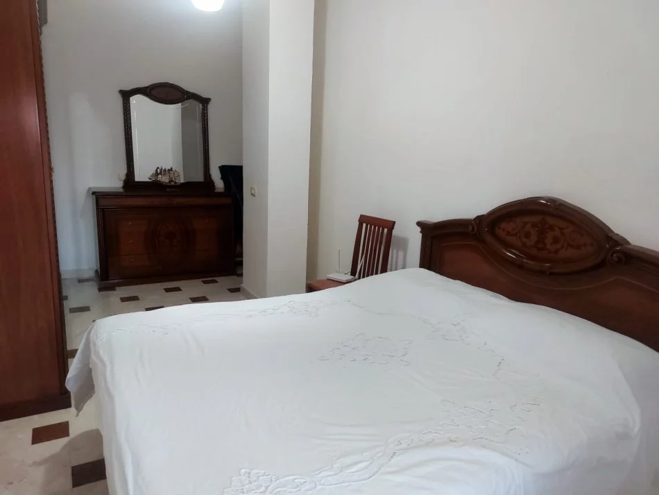 Tirane, jepet me qera apartament 3+1 Kati 1, 100 m² 700 € (Pazari i Ri)