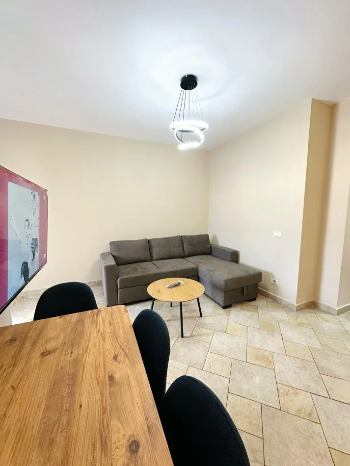 Tirane, jepet me qera apartament 1+1 Kati 15, 60 m² 550 € (Qender)