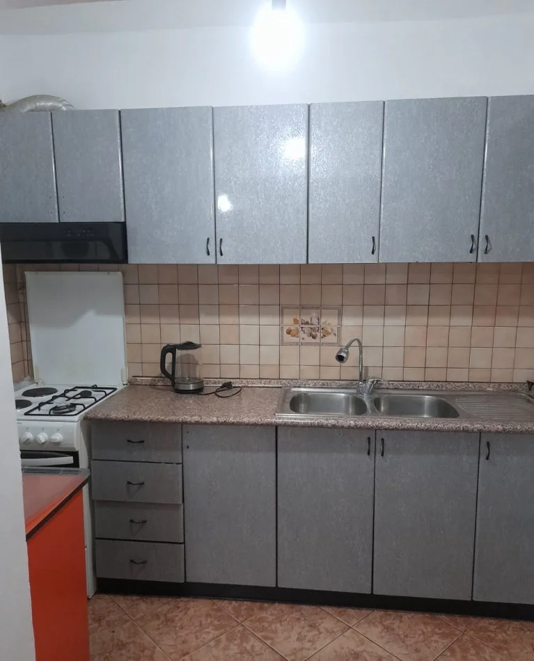 Tirane, jepet me qera apartament 2+1 Kati 1, 80 m² 420 € (Brryl)