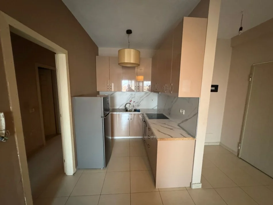 Tirane, jepet me qera apartament 1+1 , 115 m² 450 € (Yzberisht)