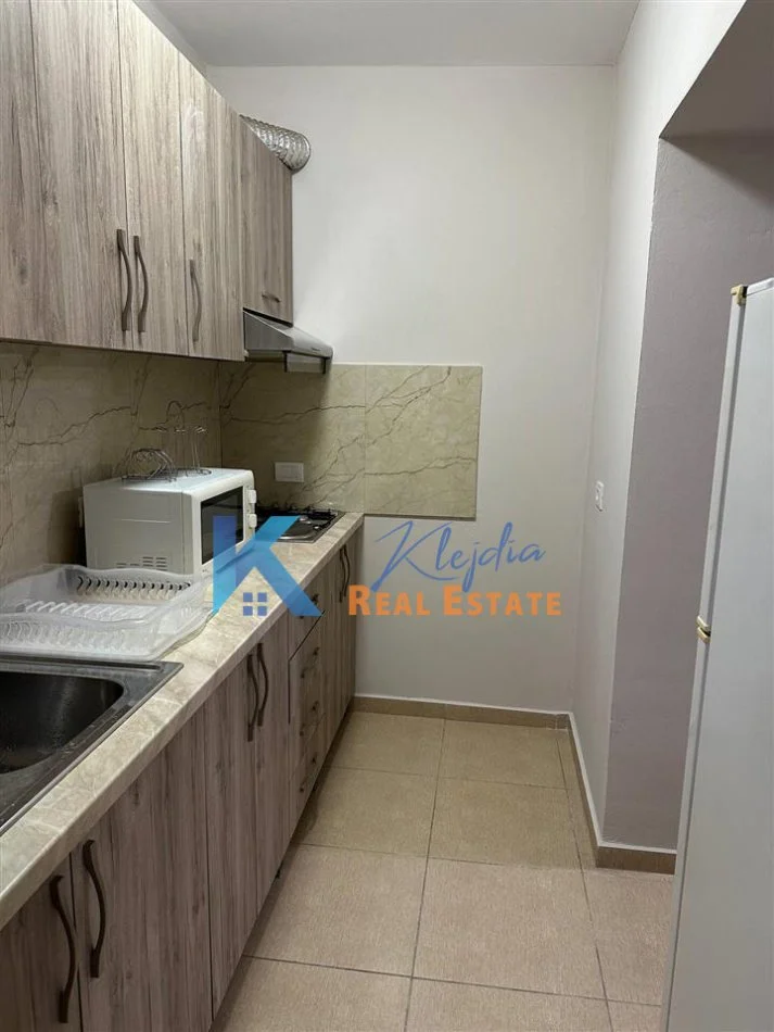 Tirane, jap me qera apartament 2+1+Ballkon Kati 2, 70 m² 600 € (Rruga e Durresit, afer hotel Colosseo)