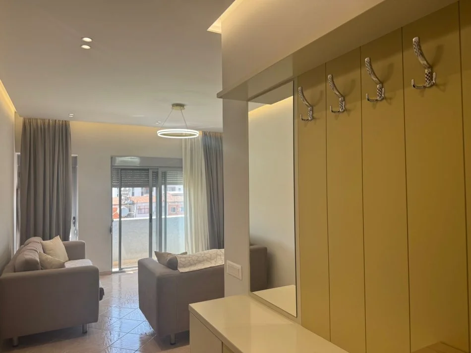 Tirane, jepet me qera apartament 2+1 Kati 5, 110 m² 650 € (Prane Shkolles se Bashkuar)