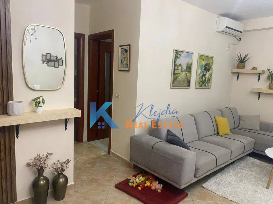 Shqiperi, jap me qera apartament 1+1+Ballkon Kati 2, 65 m² (Mbikalimi i Komunes se Parisit, afer hotel Queen)