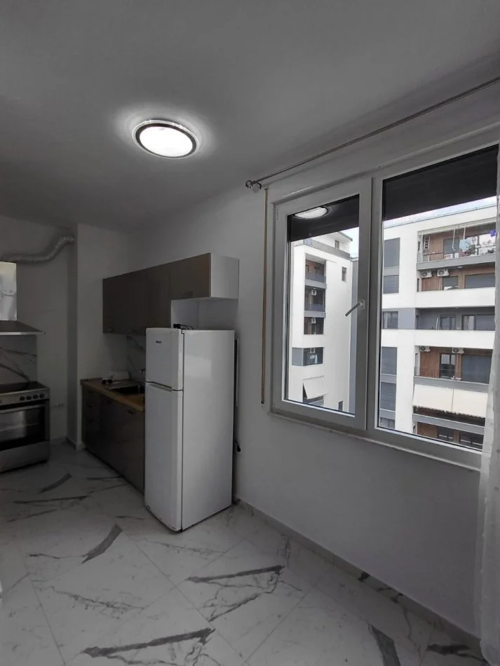 Tirane, jepet me qera apartament 1+1 Kati 4, 70 m² 300 € (Shkoze)