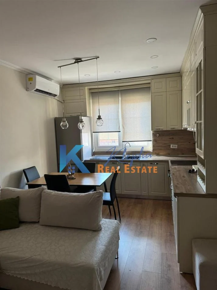 Tirane, jap me qera apartament 1+1+Ballkon Kati 4, 61 m² (Kryqezimi i 21 Dhjetorit)