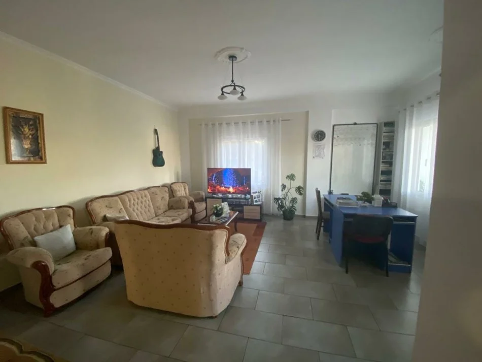 Tirane, jepet me qera apartament 4+1 Kati 1, 130 m² 500 € (Sauk)