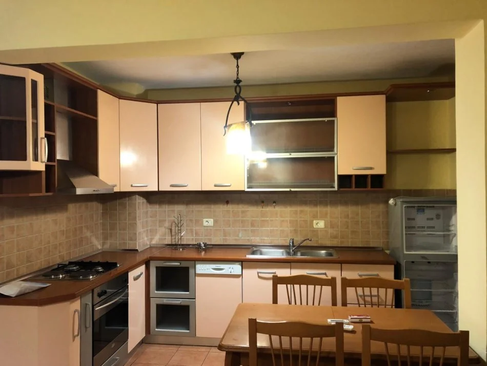 Tirane, jepet me qera apartament 1+1 Kati 5, 65 m² 500 € (Ish Parku)