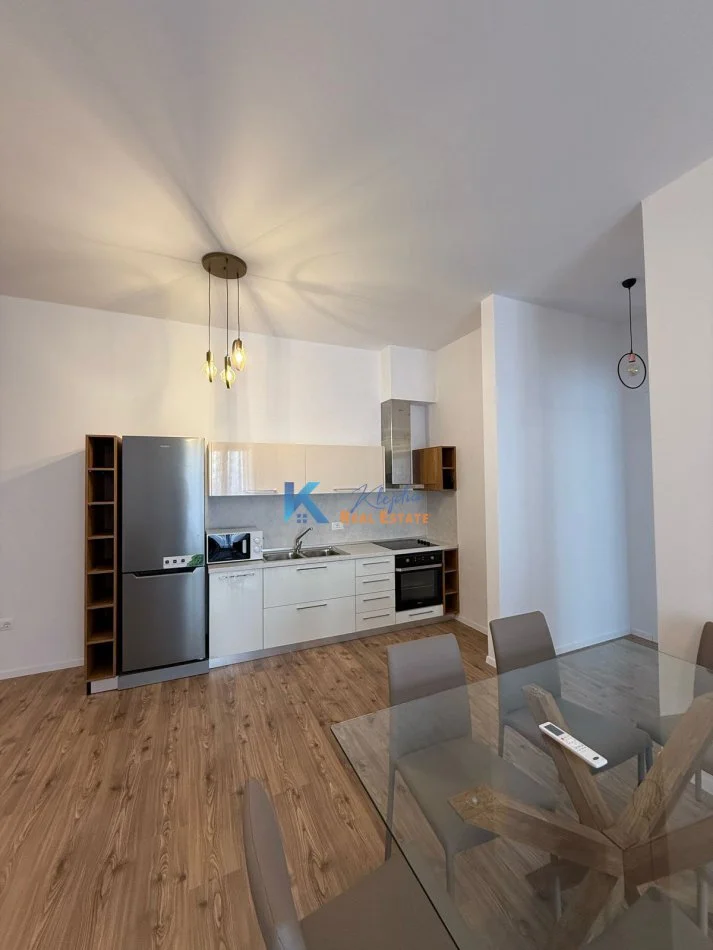 Tirane, jap me qera apartament 1+1+Ballkon Kati 3, 75 m² 800 € (Kompleksi Delijorgji)