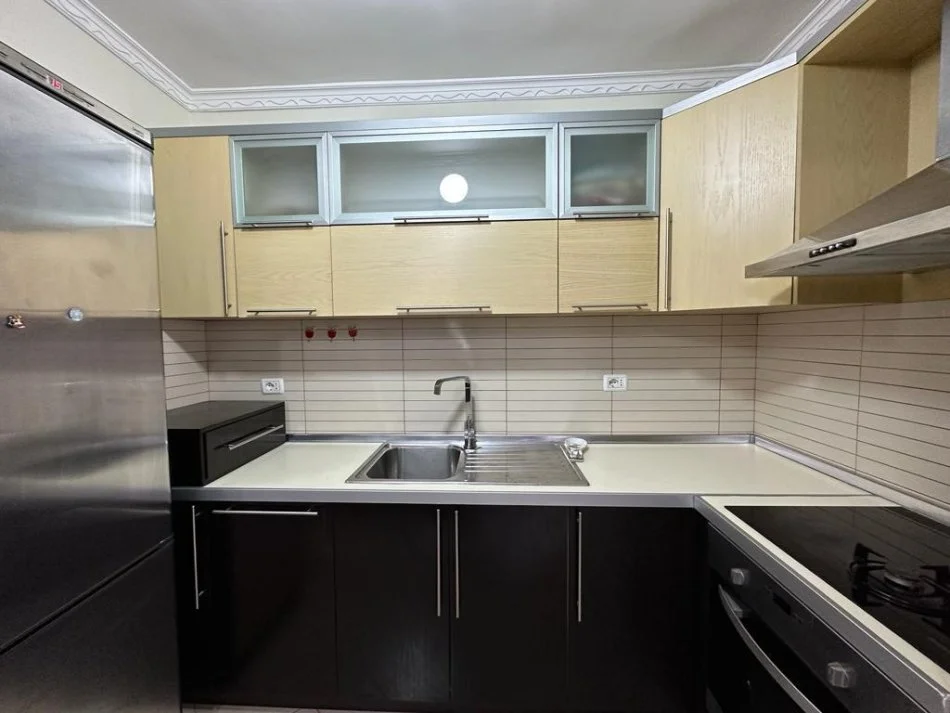 Tirane, jepet me qera apartament 1+1 Kati 5, 67 m² 450 € (Xhamlliku)