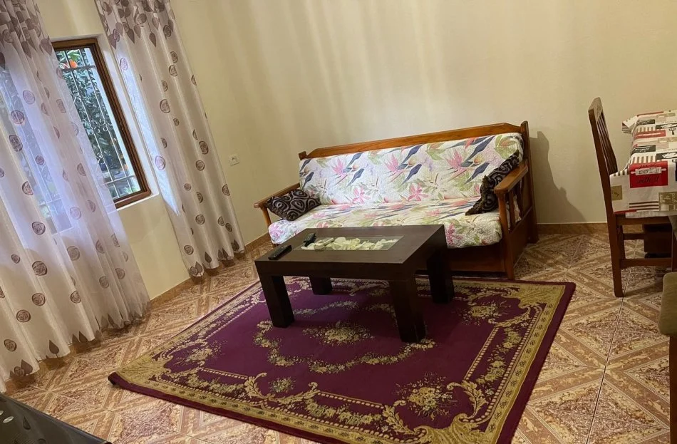 Tirane, jepet me qera apartament 1+1 Kati 1, 70 m² 400 € (Don Bosko)