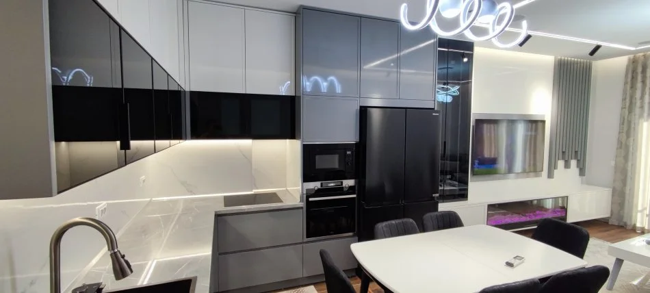 Tirane, jepet me qera apartament 2+1 Kati 3, 114 m² 900 € (Arlis Farmacia 10)