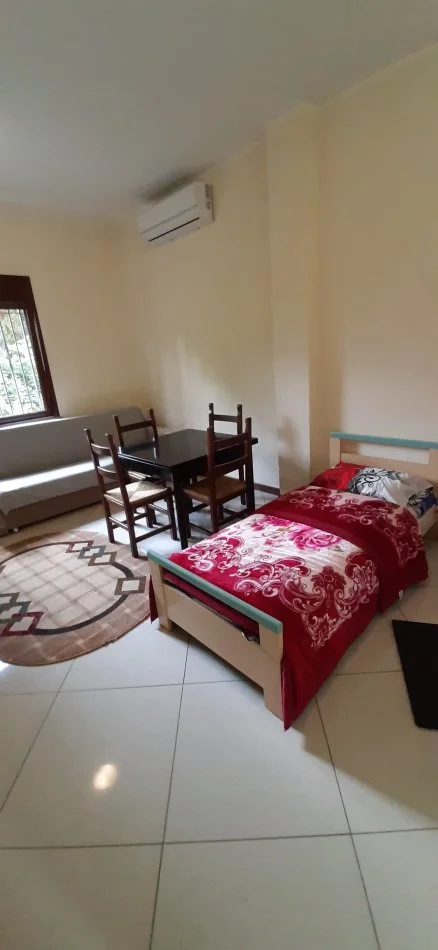 Tirane, jepet me qera apartament 1+1 Kati 1, 30 m² 300 € (Kinostudio)