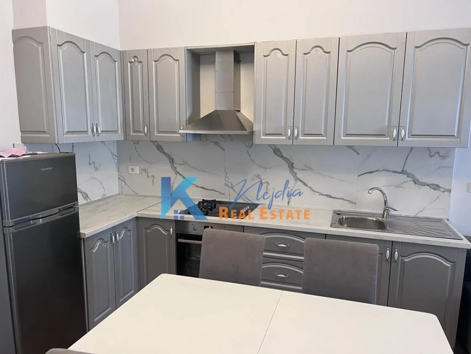 Tirane, jap me qera apartament 2+1+Ballkon Kati 6, 100 m² 450 € (Fresk, afer Restorant Fresku)