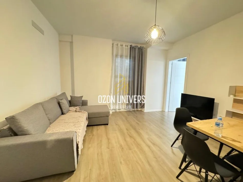 Tirane, jepet me qera apartament 1+1+Ballkon Kati 4, 70 m² 500 € (UET, Porcelan)