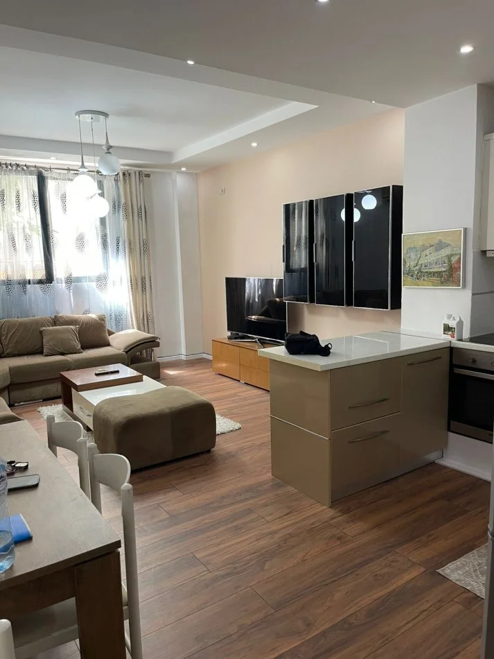 Tirane, jepet me qera apartament 2+1+Ballkon Kati 2, 85 m² 500 € (Komuna e Parisit, rruga Bill Klinton)