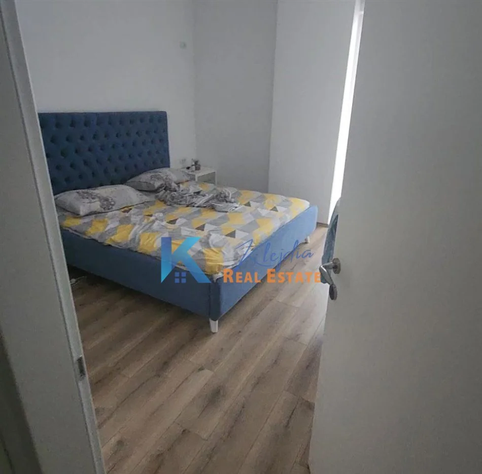Tirane, jap me qera apartament 1+1+Ballkon Kati 4, 62 m² 500 € (Oxhaku, kompleksi Colombo)