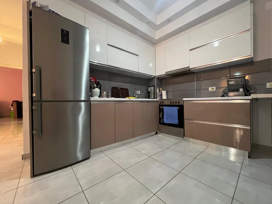 Tirane, jepet me qera apartament 2+1+Ballkon Kati 4, 78 m² 400 € (restorant fresku)