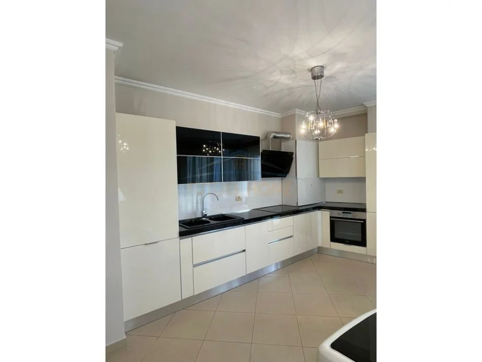 Tirane, jepet me qera apartament 2+1 , 98 m² 700 € (JORDAN MISJA)